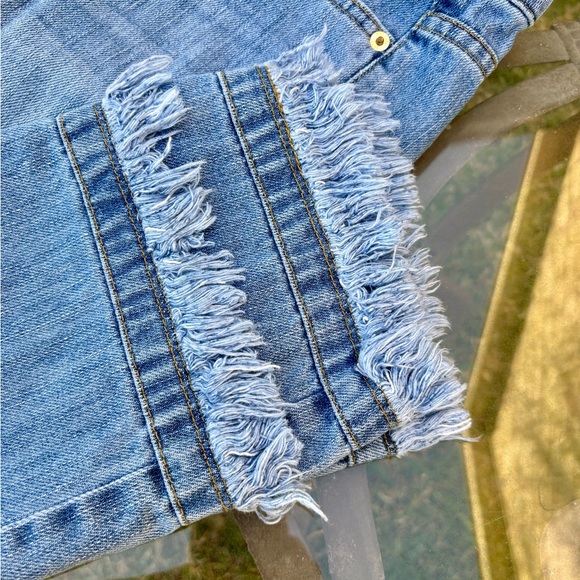Frayed Hem Capri Jeans - Picture 2 of 8